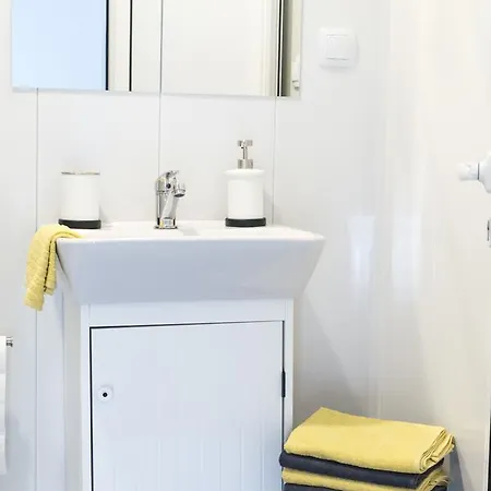 Apartment Balabanov White Warna